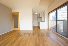 家族が集まる開放的なリビング。思い思いの時間を過ごしたり、家族みんなで食事をしたり、素敵な団らんの場になりますね。