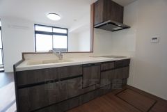 対面式カウンターキッチンでお子様の様子が見守れます。カウンタートップは耐熱性に優れており、日ごろのお掃除もふき取るだけでＯＫ。