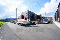 前面道路は交通量が少なく小さなお子様がいるご家庭でも安心です＾＾