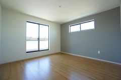 ご夫婦お二人のプライベートシーンを演出する寝室は、大容量のウォークインクローゼット付き。