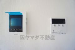 防犯性もばっちり、TVモニター付きインターフォン完備。大きなモニターで玄関先を確認できます。録画機能が付いているので不在時の訪問者も確認できて安心です^^