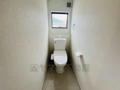 温水洗浄機付トイレです。節水機能もあるので、安心して使えますね。もちろん、1階2階の2ヶ所にトイレがあるので、忙しい朝にもゆとりができますね。