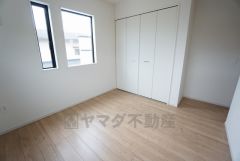 全居室にはたっぷり収納できる大型クローゼットを設置しています。窓には断熱性・保温性にすぐれ、省エネ効果のあるペアガラスを採用。冬には結露を防止します。