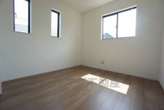 2面採光を確保した明るい室内は、風通しも良く、大変居心地の良い空間となっております。爽やかな風を感じて起きる朝は、快適生活の始まりに。