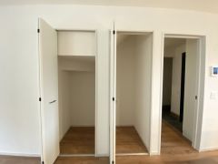 人も物も集まるリビングに収納スペースを確保しました。掃除道具や家族みんなで使うものを収納するのに便利ですよ＾＾