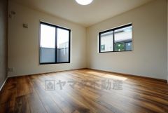 同仕様写真。住む人のこだわりを活かす洋室＾＾日当たりがよく、寝室としての利用もおすすめ。広めのクローゼットもあり荷物もすっきり片付けれ、ゆとりのある暮らしが出来ます＾＾