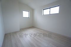 明るい洋室です。ナチュラル色のフローリングで開放的な優しい雰囲気になっています＾＾ベッドや机、ＴＶを置いてもゆとりのある広さです。