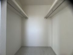 収納力豊富なウォークインクローゼット付き。洋服や小物などを1箇所にまとめて美しい収納を実現します。