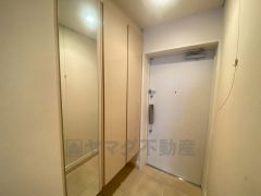 たっぷり収納できるシューズボックスです。家族全員の靴がきれいに整頓できます。全身鏡付きでお出かけ前に身だしなみチェック＾＾