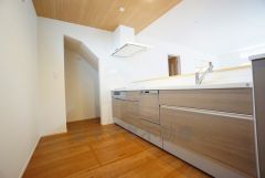 対面式カウンターキッチンでお子様の様子が見守れます。カウンタートップは耐熱性に優れており、日ごろのお掃除もふき取るだけでＯＫ。ステンレスシンクも簡単にお掃除できますよ。