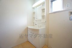 三面鏡つき洗面台。収納も一体型になっているので、ドライヤーやヘアアイロンの置き場に困りませんね。