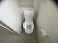 温水洗浄機付トイレです。節水機能もあるので、安心して使えますね。もちろん、1階2階の2ヶ所にトイレがあるので、忙しい朝にもゆとりができますね。