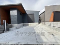 カースペース2台分＾＾ 並列駐車なのでお車をスムーズに出し入れできます＾＾ 前面道路は4.4ｍ。交通量が少ないため小さなお子様がいても安心です＾＾