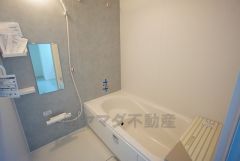 1坪サイズの浴室は、足をのばしてリラックスできます。浴室乾燥機付きなので、雨の日も気にせず洗濯物が干せます。
