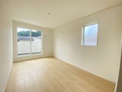 主寝室としてお使いいただけそうなこちらのお部屋は、日当たりが良く、爽やかな風を感じて起きる朝は、快適生活の始まりに。