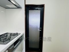 生ごみの仮置きに重宝する勝手口付きのキッチン＾＾　生ごみの臭いに悩まされることがなくなりますね。