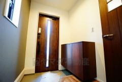 同仕様写真。たっぷり収納できるシューズボックスです。家族全員の靴がきれいに整頓できます。棚の上にお花や写真を飾っても良いですね。