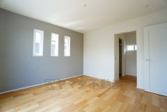 住む人のこだわりを活かす洋室＾＾日当たりがよく、寝室としての利用もおすすめ。広めのクローゼットもあり荷物もすっきり片付けれ、ゆとりのある暮らしが出来ます＾＾