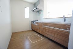 耐久性にも優れた人造大理石トップです。汚れもサッと拭き取ることができ、お掃除もラクラク。対面式キッチンが家族の会話も盛り上げます。食器洗浄乾燥機付。