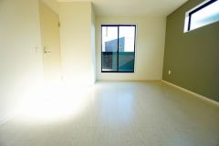 住む人のこだわりを活かす洋室＾＾日当たりがよく、寝室としての利用もおすすめ。広めのクローゼットもあり荷物もすっきり片付けれ、ゆとりのある暮らしが出来ます＾＾