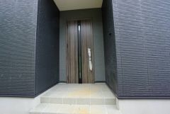 ブラウントーンの玄関扉＾＾外壁とマッチングしていてかっこいいですね＾＾家の顔となる玄関扉がかっこいいと、たくさんの人を招き入れたくなりますね＾＾