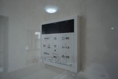 給湯器リモコンはキッチン横からボタンひとつで操作が楽々。