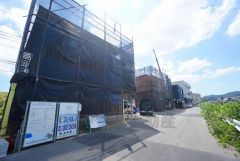 カースペース並列2台＾＾ 前面道路は西側約5m、東側約32.2ｍ。 車の離合もスムーズです。