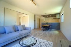 家族が集まる開放的なリビング。約18帖の大空間で毎日のお食事が楽しみです＾＾思い思いの時間を過ごしたり、家族みんなで食事をしたり、素敵な団らんの場になりますね。