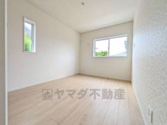 2面採光を確保した明るい室内は、風通しも良く、大変居心地の良い空間となっております。爽やかな風を感じて起きる朝は、快適生活の始まりに。