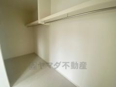 ハンガーパイプ付で散らかりがちな洋服類もきれいに整理できます。使用頻度が少ないものは枕棚の上に、足元には3段ボックスを置いて、フル活用できるクローゼットです＾＾