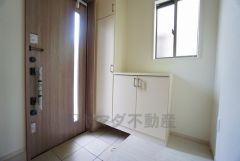 たっぷり収納できるシューズボックスです。家族全員の靴がきれいに整頓できます。棚の上にお花や写真を飾っても良いですね。