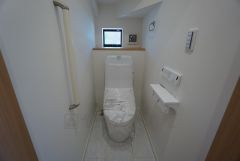温水洗浄機付トイレです。節水機能もあるので、安心して使えますね。もちろん、1階2階の2ヶ所にトイレがあるので、忙しい朝にもゆとりができますね。