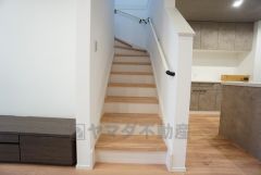 ご年配の方でも安心できる、手すり付き階段です＾＾段差も低めで設定されてますので安全性にも優れてますね＾＾