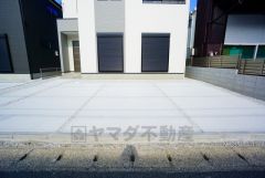 カースペースは停めやすい並列駐車2台付き。