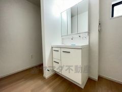 三面鏡つき洗面台。収納も一体型になっているので、ドライヤーやヘアアイロンの置き場に困りませんね。