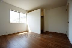 同仕様写真。収納力豊富なウォークインクローゼット付き。洋服や小物などを1箇所にまとめて美しい収納を実現します。