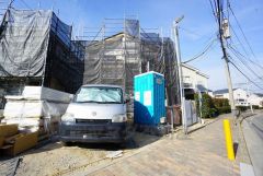 駐車スペースはゆとりある2台分を確保。マイカー用に、お客さま用に、余裕を持ってご利用いただけます。