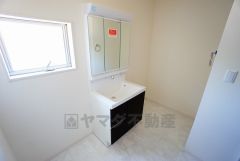 同仕様写真。三面鏡つき洗面台。収納も一体型になっているので、ドライヤーやヘアアイロンの置き場に困りませんね。