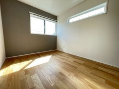 2面採光を確保した明るい室内は、風通しも良く、大変居心地の良い空間となっております。爽やかな風を感じて起きる朝は、快適生活の始まりに。