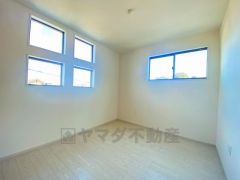 2面採光を確保した明るい室内は、風通しも良く、大変居心地の良い空間となっております。爽やかな風を感じて起きる朝は、快適生活の始まりに。