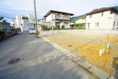 大型車の通行がほとんどなく、騒音や振動が少ないので静かで快適な生活を送れます。 カースペース4台有り。ご夫婦で1台ずつ所有出来ます。