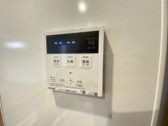キッチン横からお湯張り、追い炊き、足し湯がボタン一つで楽々操作できる給湯機リモコンです＾＾忙しい夕飯の準備の時間帯に重宝しますね。