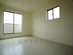 同仕様写真。2面採光で日当たり良好。住む人のこだわりを活かす洋室＾＾日当たりがよく、寝室としての利用もおすすめ。