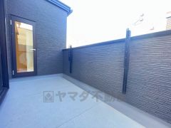 バルコニー＾＾お洗濯物も気持ちよく干せそうです。 テーブルとイスを置いてカフェタイムや日光浴、星を眺めたりも良いですね^^