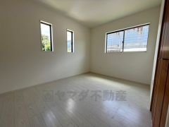 2面採光を確保した明るい室内は、風通しも良く、大変居心地の良い空間となっております。爽やかな風を感じて起きる朝は、快適生活の始まりに。