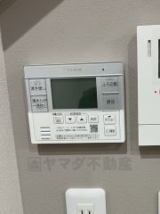 キッチン横からお湯張り、追い炊き、足し湯がボタン一つで楽々操作できる給湯機リモコンです＾＾忙しい夕飯の準備の時間帯に重宝しますね。