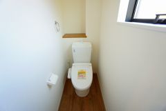 温水洗浄機付トイレです。節水機能もあるので、安心して使えますね。もちろん、1階2階の2ヶ所にトイレがあるので、忙しい朝にもゆとりができますね。