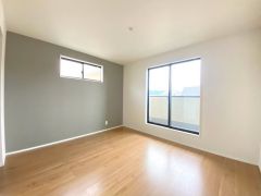 8帖の主寝室はアクセントクロスがオシャレですね。インテリアでどんな部屋にするのか考えるのも楽しみです。