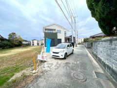 前面道路は北東側4ｍ。交通量が少ないため小さなお子様がいるご家庭も安心です＾＾駐車もスムーズですね。