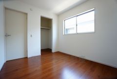 同仕様写真。住む人のこだわりを活かす洋室＾＾日当たりがよく、寝室としての利用もおすすめ。広めのクローゼットもあり荷物もすっきり片付けれ、ゆとりのある暮らしが出来ます＾＾